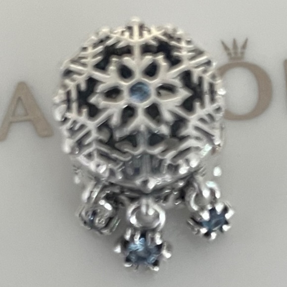Pandora ICY SNOWFLAKE DROP CHARM - Picture 3 of 5